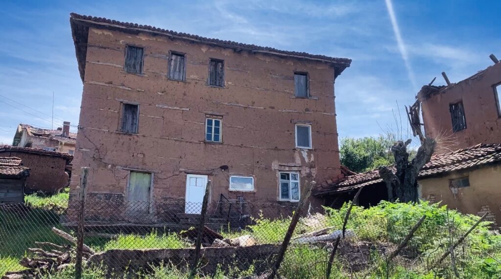 село Мандрица триетажни къщи