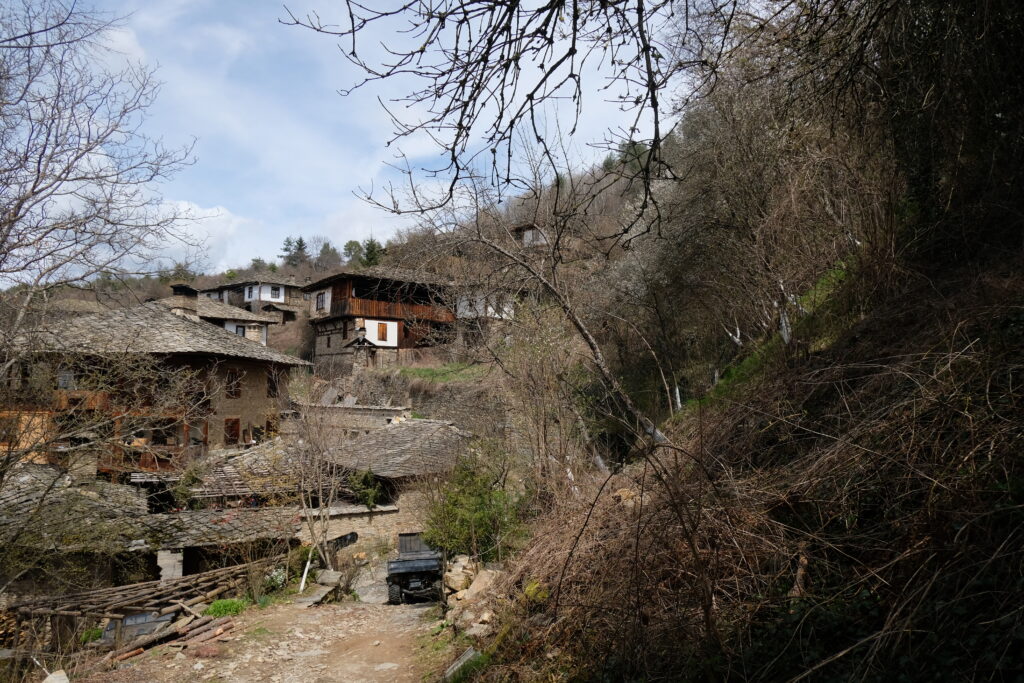 къщи с каменни покриви (тикли) в Ковачевица