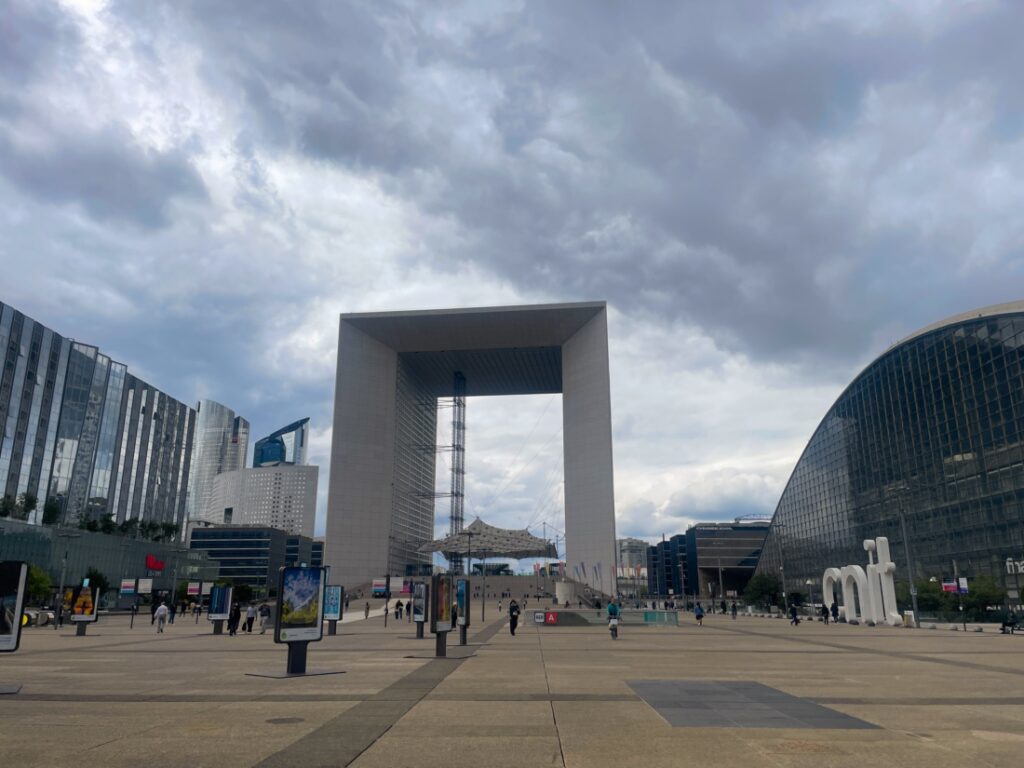 Кварталът La Défense или "парижкият Манхатън" – водещ финансов център в Европа.