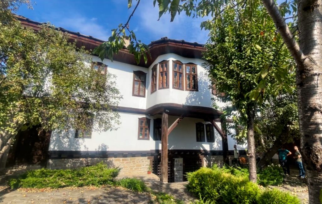 Уикенд в Дряново - Икономовата къща от двора