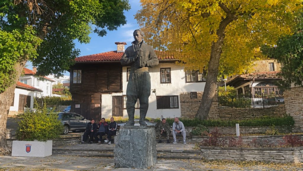 Уикенд в Дряново - паметникът на Колю Фичето